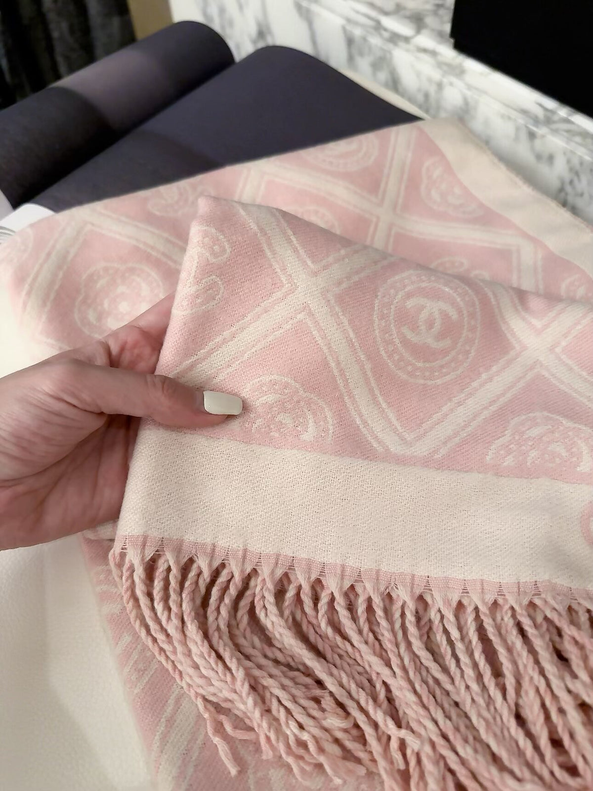 ✨ 2026 New Vintage Diamond Jacquard Cashmere Scarf – Refined Retro Elegance