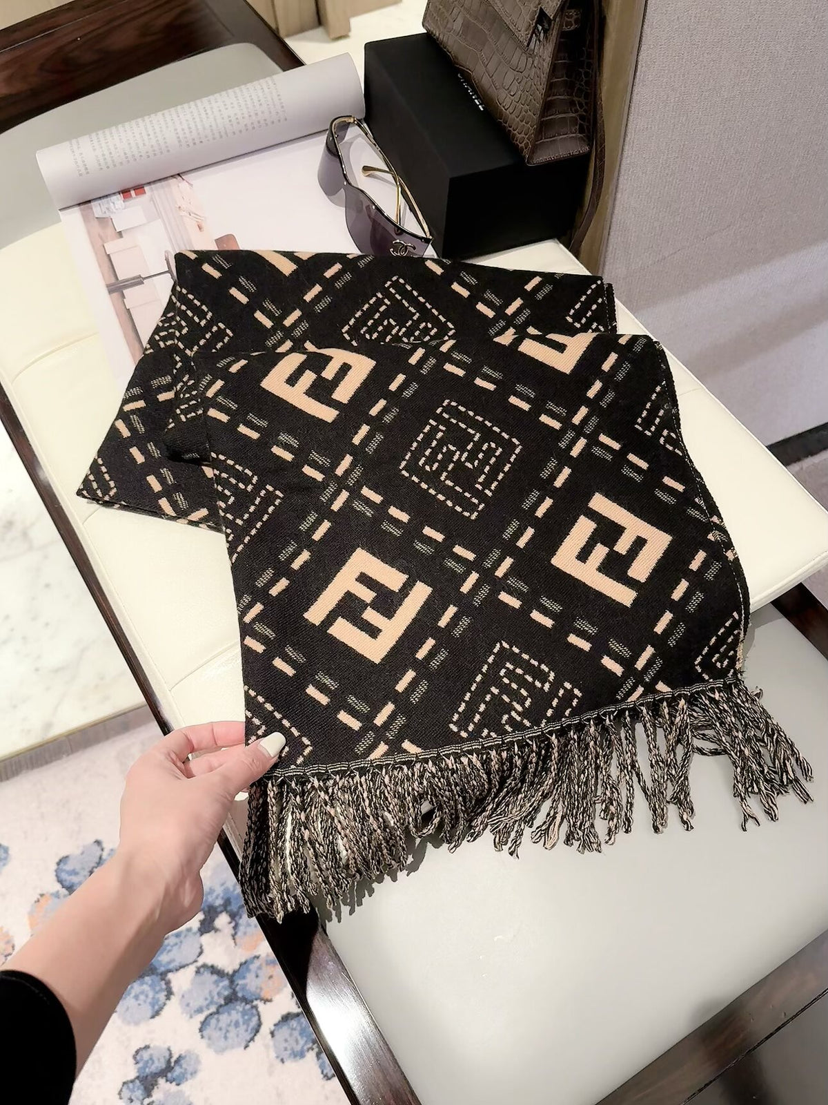 2026 New Geometric Jacquard Cashmere Scarf – Soft Thick Cashmere, Reversible Styling, Multiple Colors