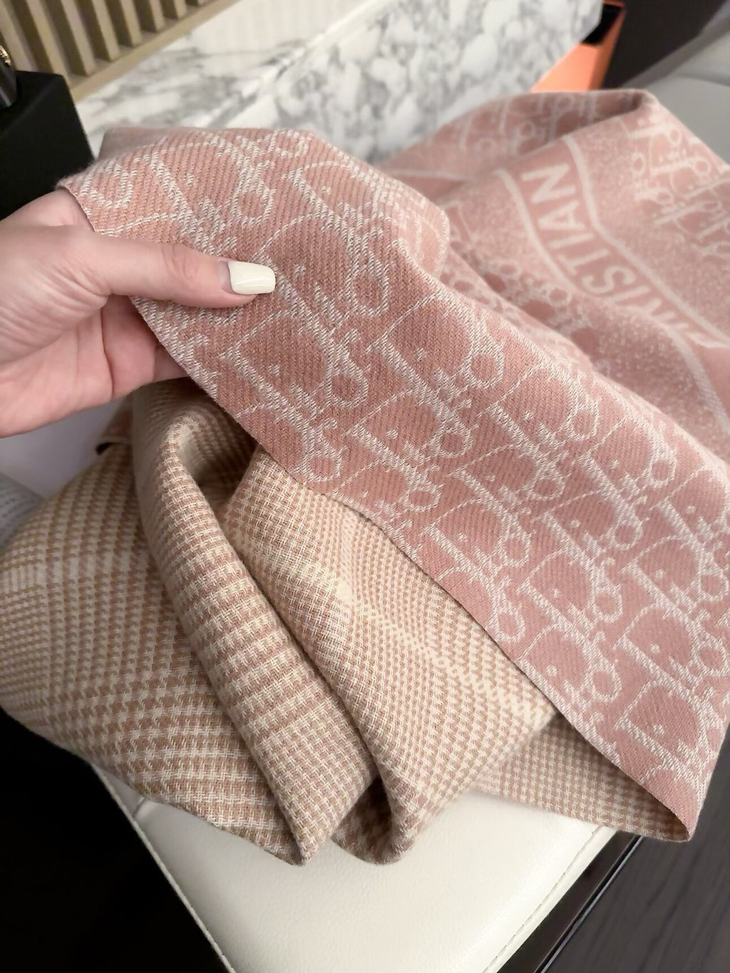 ✨ 2026 New Double-Sided Cashmere Scarf – Two Patterns, Two Styles