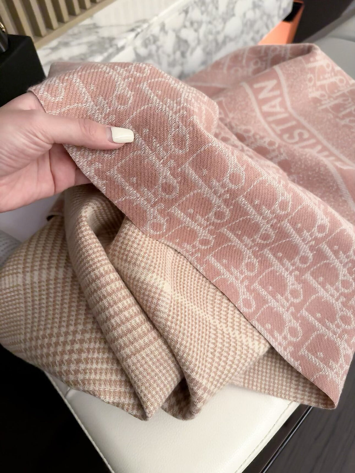 ✨ 2026 New Double-Sided Cashmere Scarf – Two Patterns, Two Styles