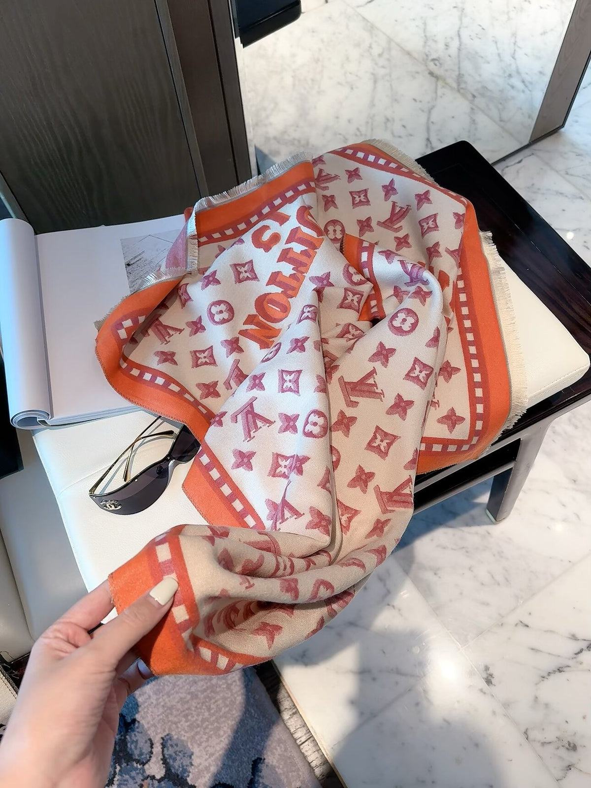 2026 New Vintage Pattern Cashmere Scarf – Colorful Contrast Border, Elegant French-Inspired Style