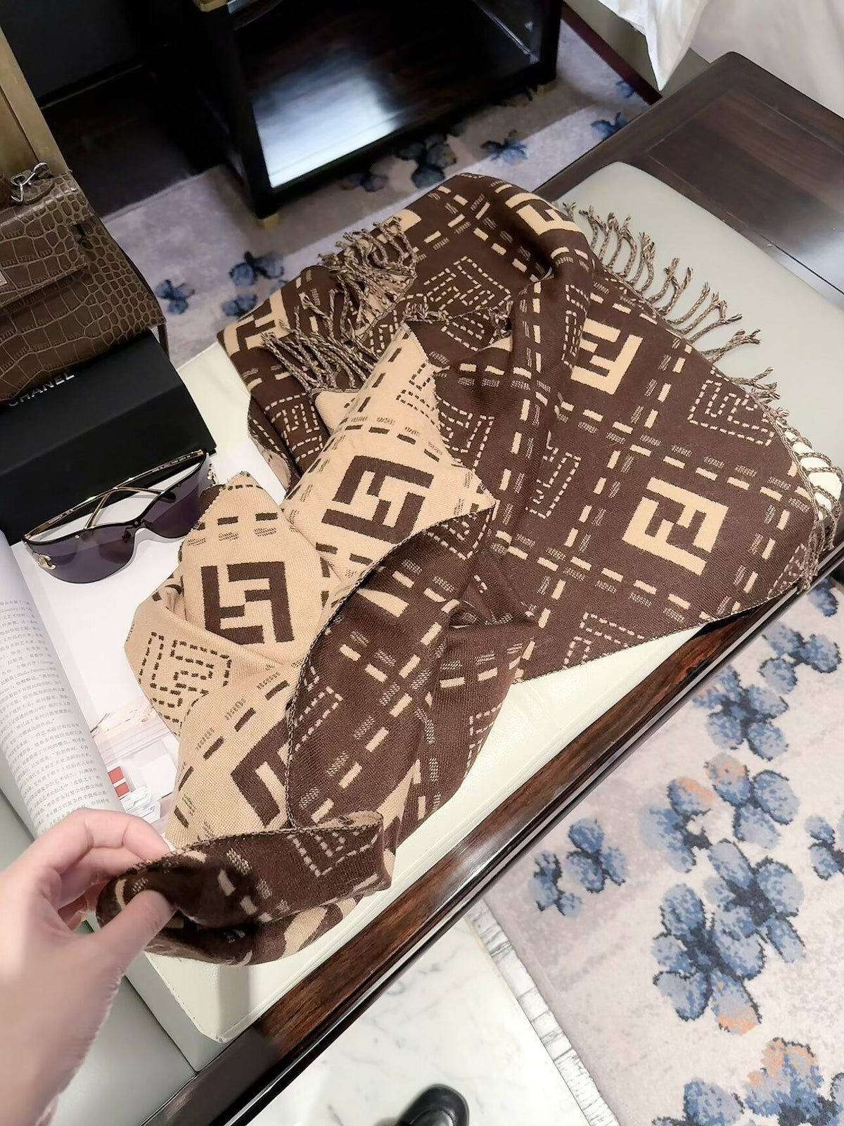 2026 New Geometric Jacquard Cashmere Scarf – Soft Thick Cashmere, Reversible Styling, Multiple Colors
