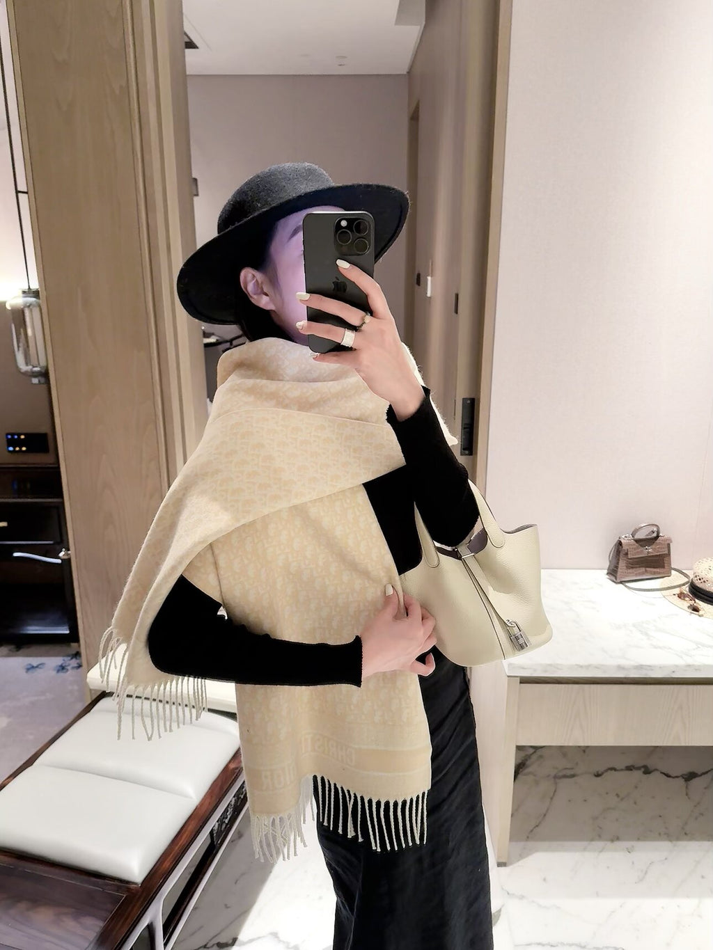 2026 Full-Coverage Geometric Wool Scarf – Refined French-Inspired Winter Style