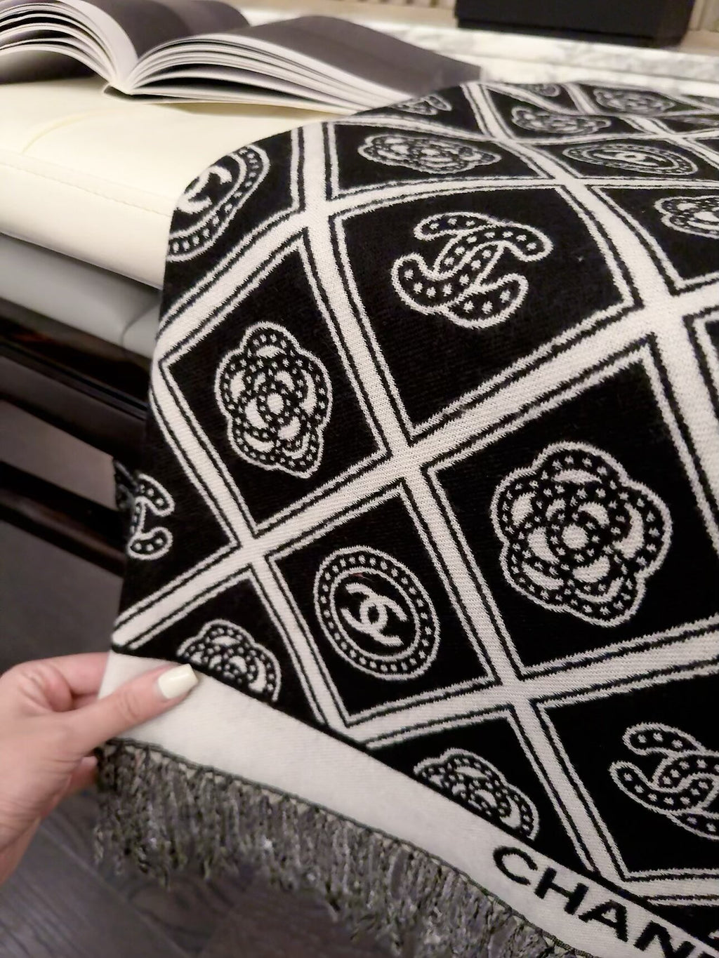 ✨ 2026 New Vintage Diamond Jacquard Cashmere Scarf – Refined Retro Elegance