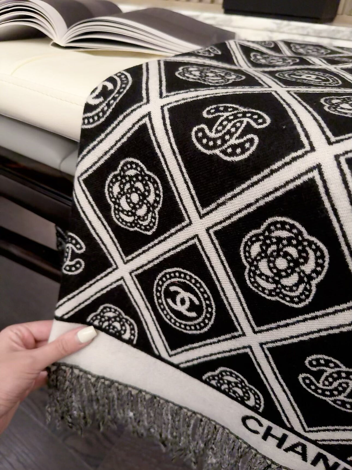 ✨ 2026 New Vintage Diamond Jacquard Cashmere Scarf – Refined Retro Elegance