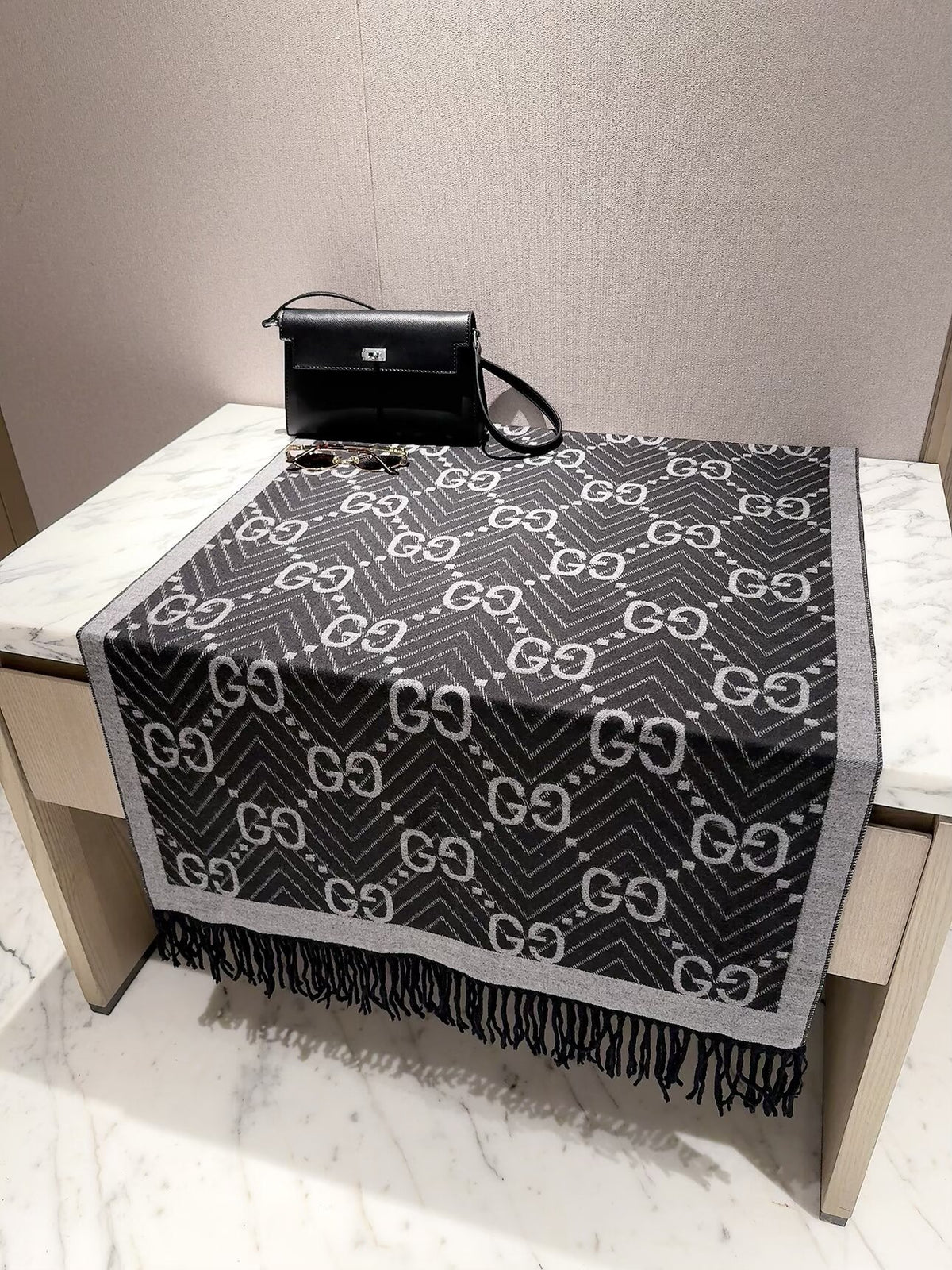 2026 New Chevron Wave Cashmere Scarf – Geometric Jacquard, Contrast Border, Vintage-Inspired Style