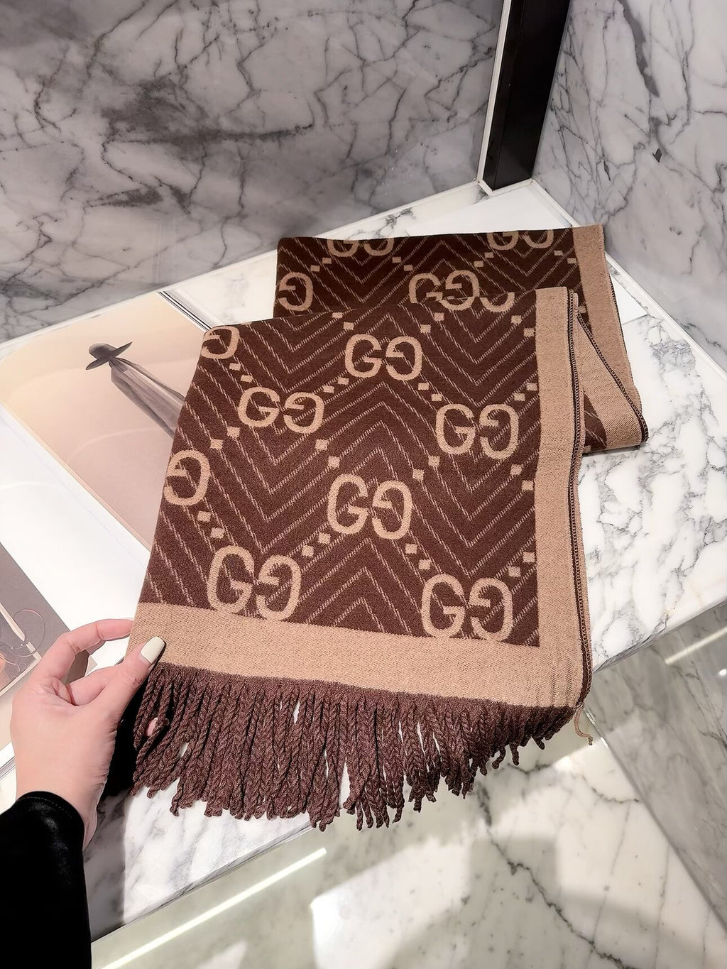 2026 New Chevron Wave Cashmere Scarf – Geometric Jacquard, Contrast Border, Vintage-Inspired Style