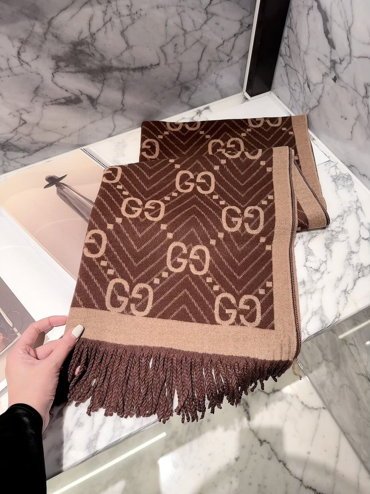 2026 New Chevron Wave Cashmere Scarf – Geometric Jacquard, Contrast Border, Vintage-Inspired Style