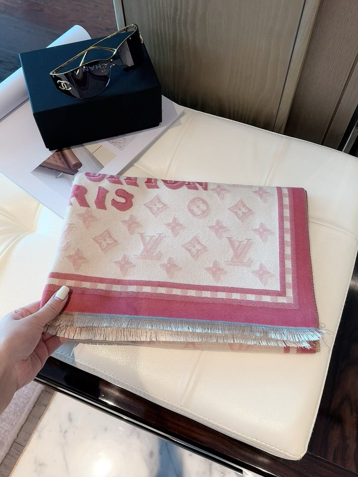 2026 New Vintage Pattern Cashmere Scarf – Colorful Contrast Border, Elegant French-Inspired Style