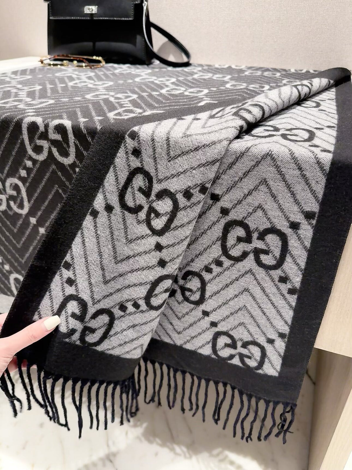 2026 New Chevron Wave Cashmere Scarf – Geometric Jacquard, Contrast Border, Vintage-Inspired Style