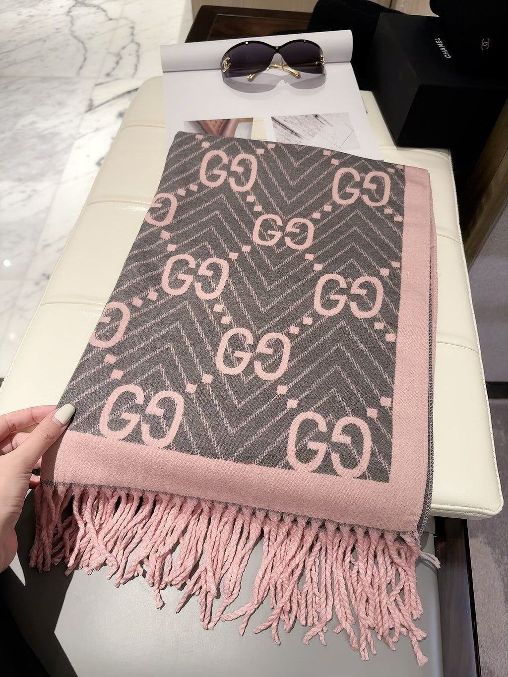 2026 New Chevron Wave Cashmere Scarf – Geometric Jacquard, Contrast Border, Vintage-Inspired Style