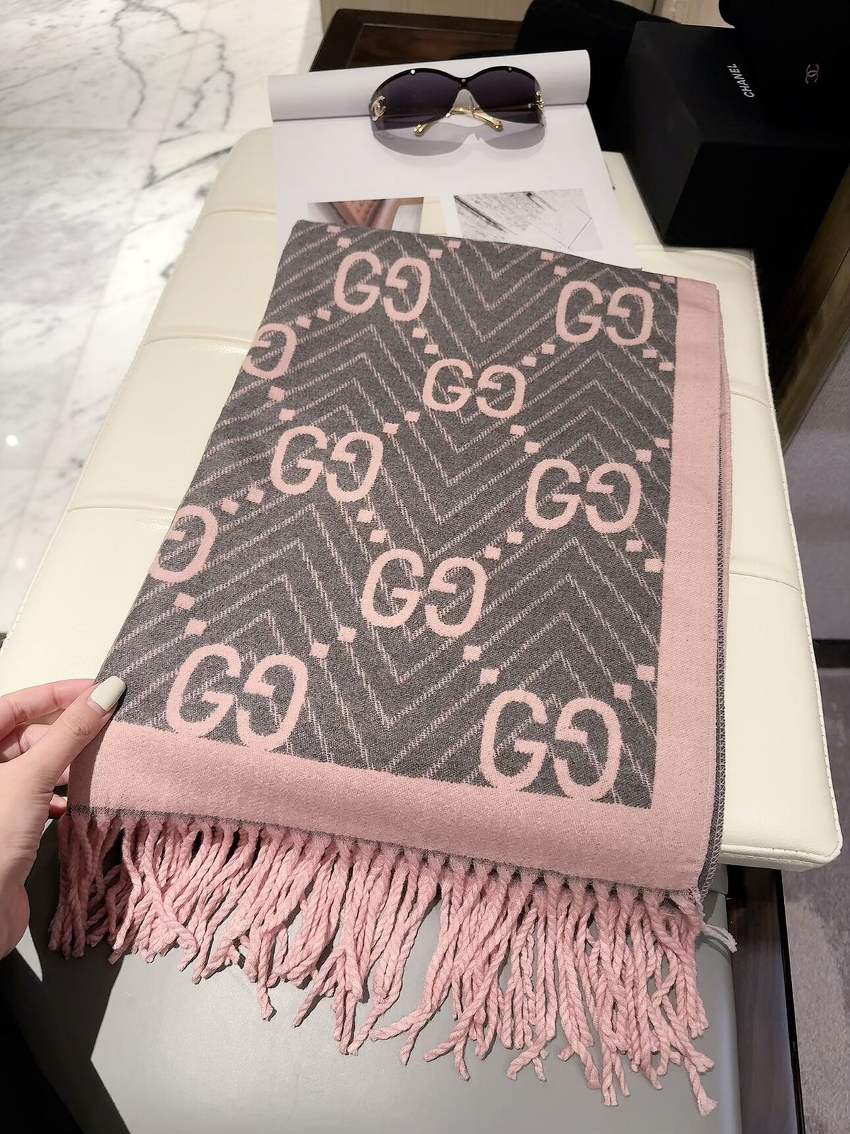 2026 New Chevron Wave Cashmere Scarf – Geometric Jacquard, Contrast Border, Vintage-Inspired Style