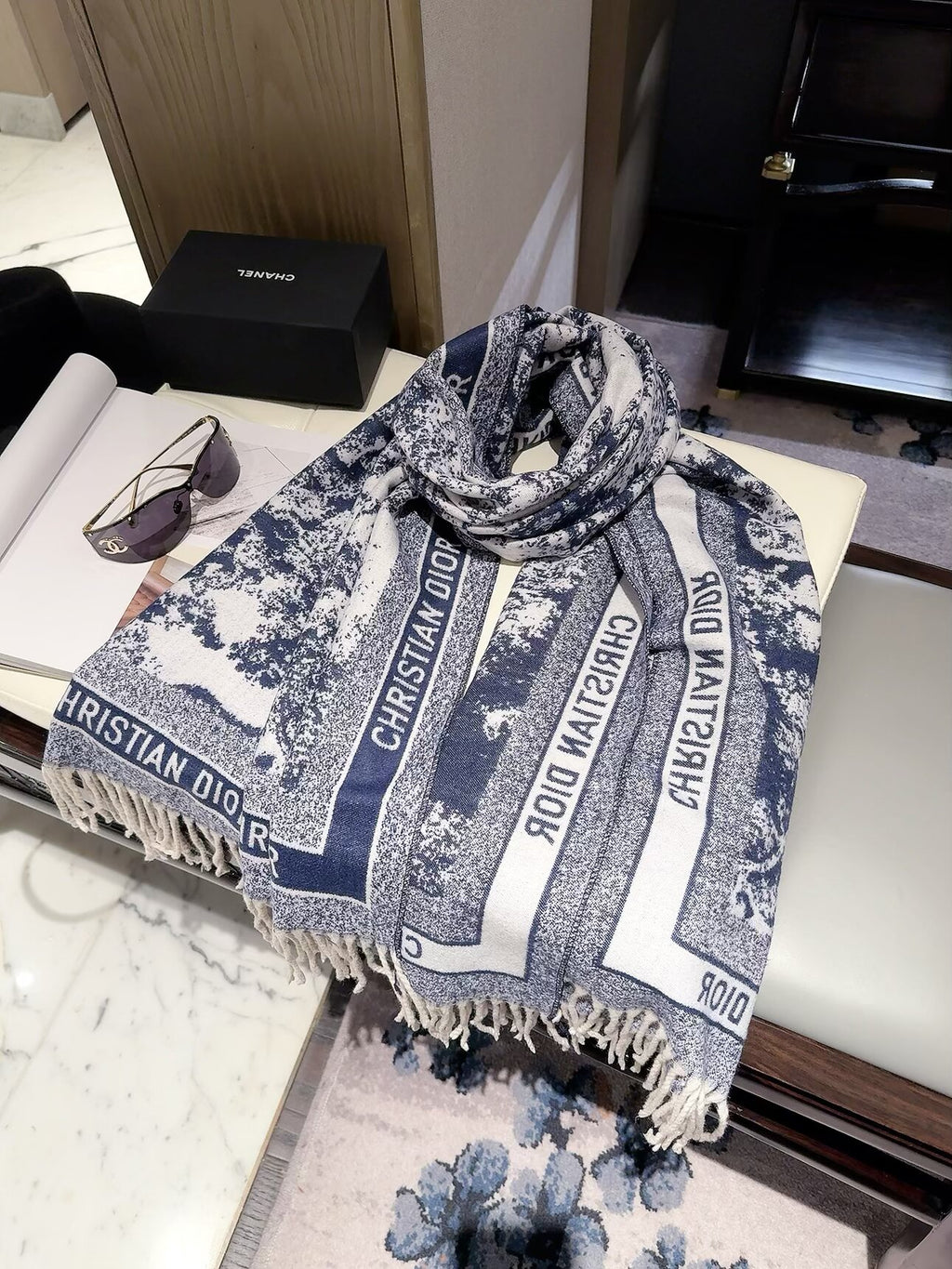 2026 New Jungle Animal Cashmere Scarf – Artistic Botanical Jacquard, French-Inspired Vintage Style