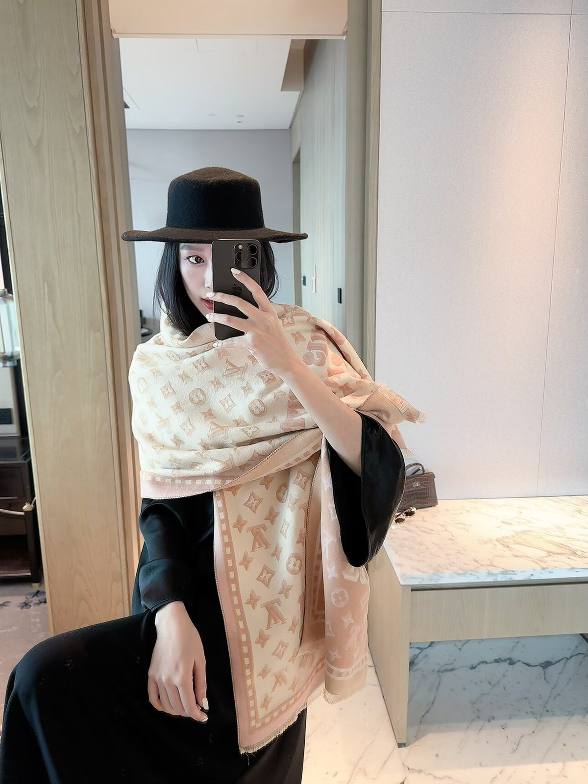 2026 New Vintage Pattern Cashmere Scarf – Colorful Contrast Border, Elegant French-Inspired Style