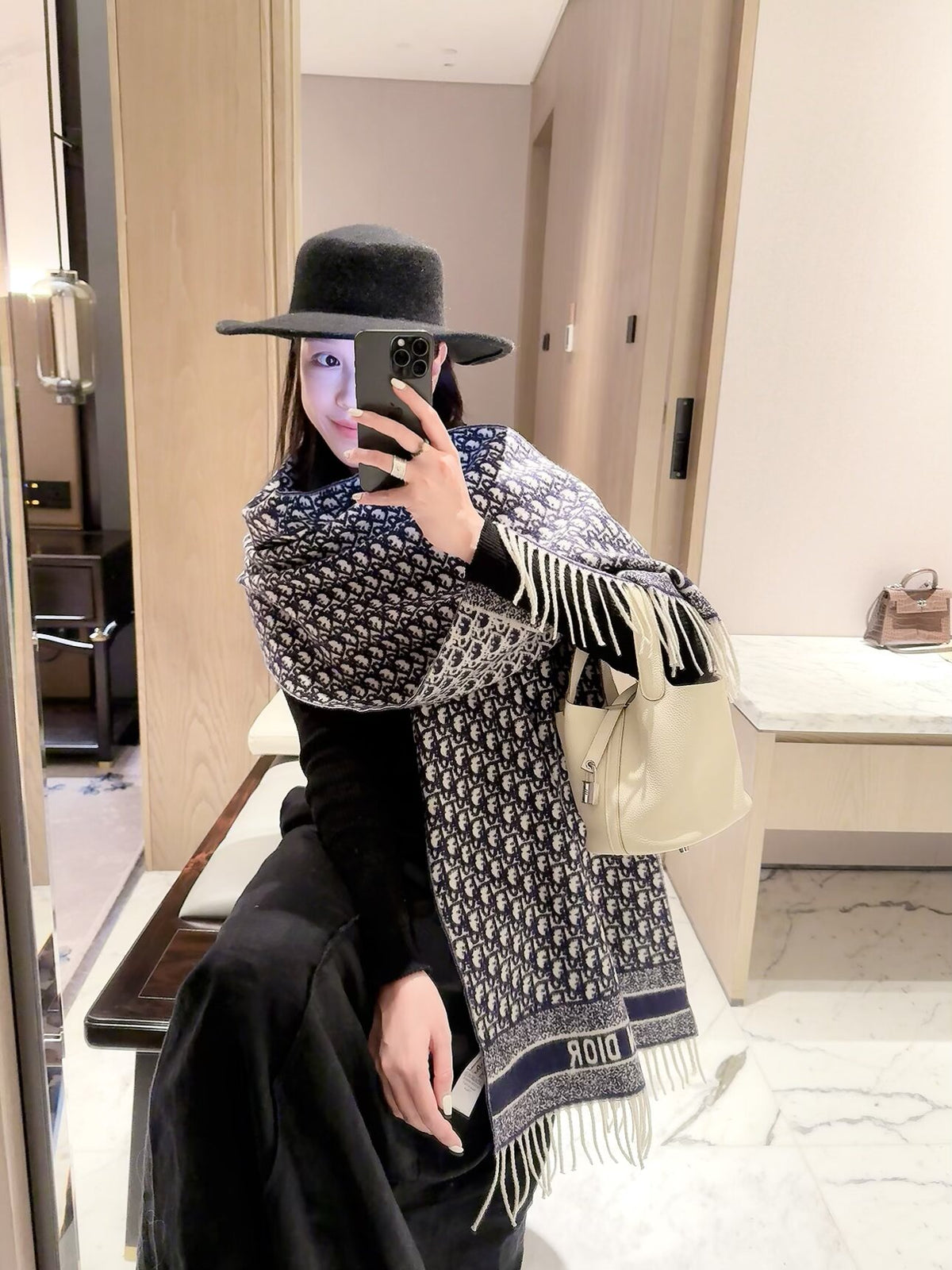 2026 Full-Coverage Geometric Wool Scarf – Refined French-Inspired Winter Style