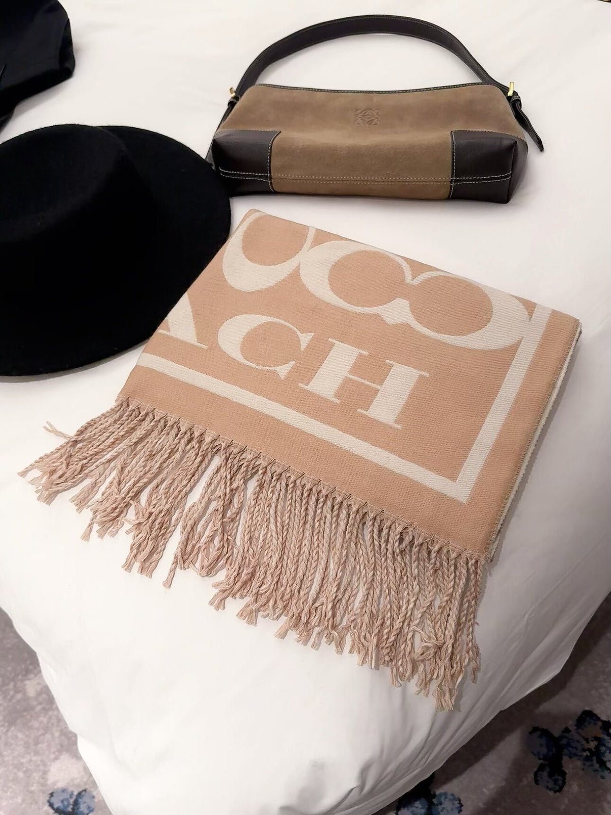 2026 New Classic Letter Pattern Cashmere Scarf ✨ Soft Thick Cashmere, Versatile Scarf & Wrap