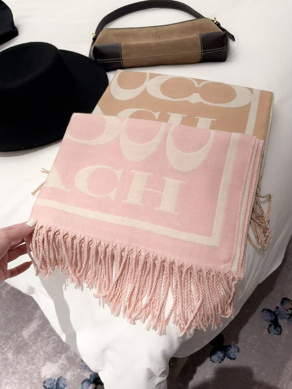 2026 New Classic Letter Pattern Cashmere Scarf ✨ Soft Thick Cashmere, Versatile Scarf & Wrap