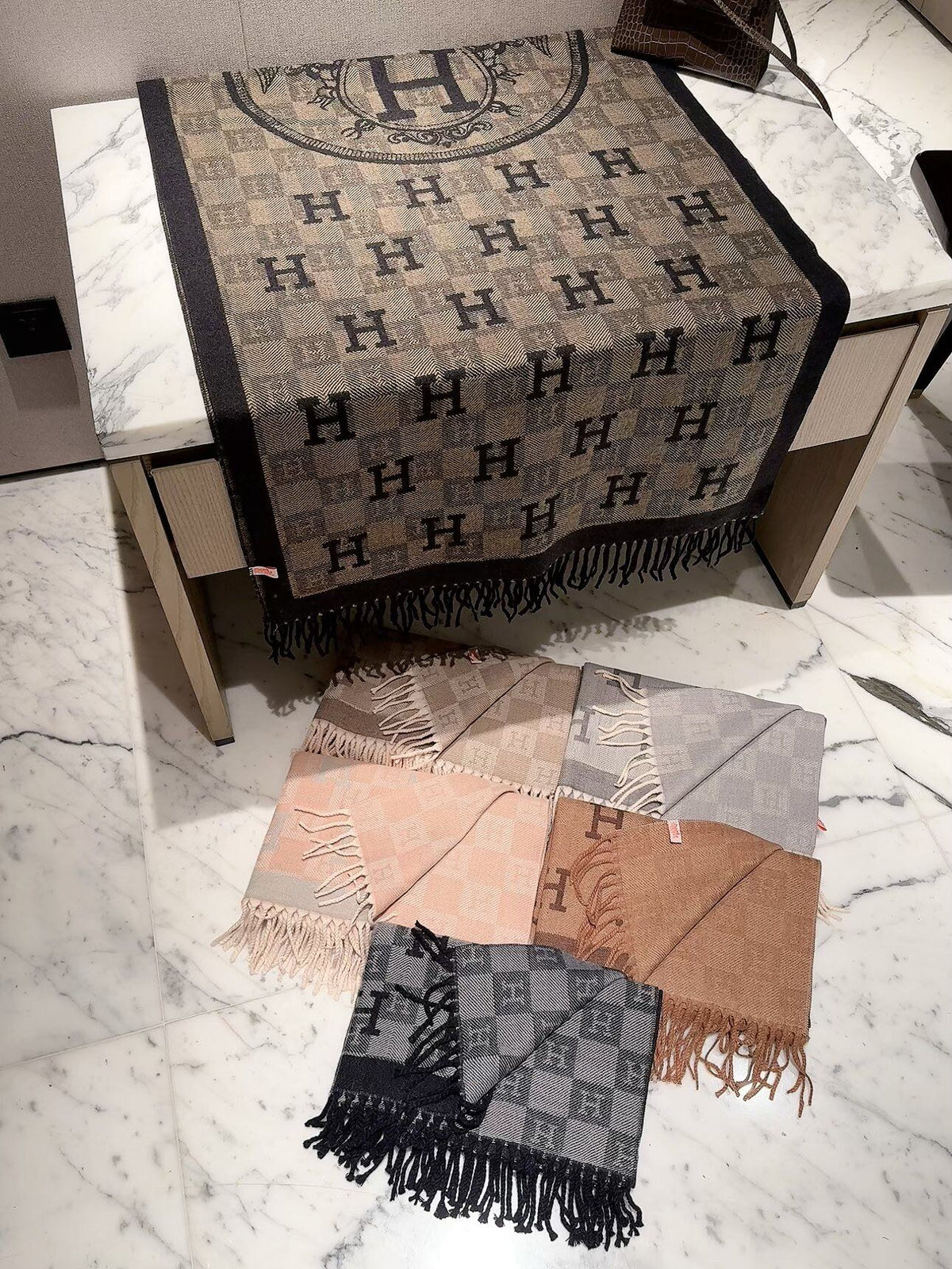 2026 New Checkered Cashmere Scarf – Elegant Autumn/Winter Essential
