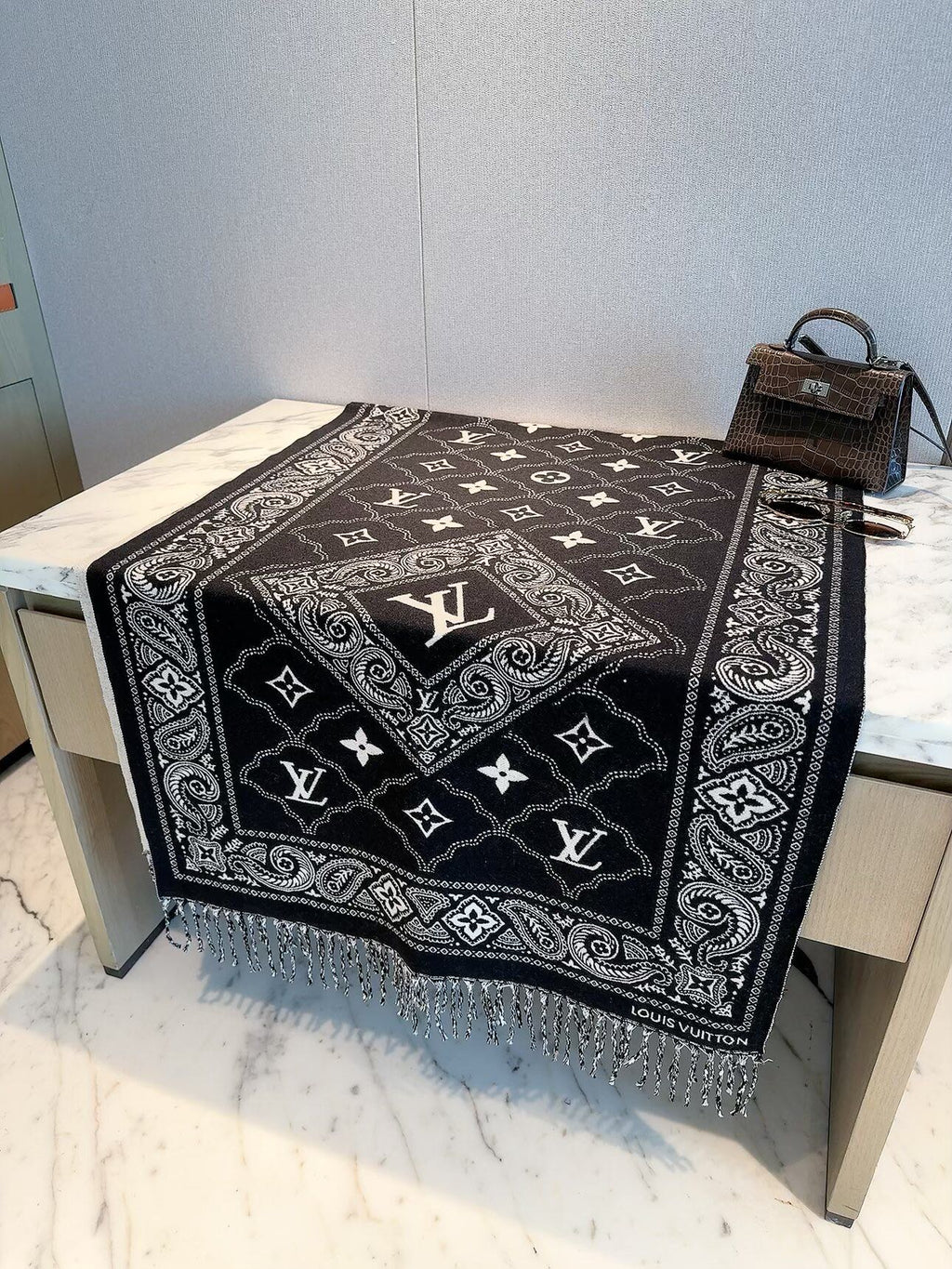 2026 New Vintage Paisley Cashmere Scarf – Ornamental Border, Exotic Heritage Style