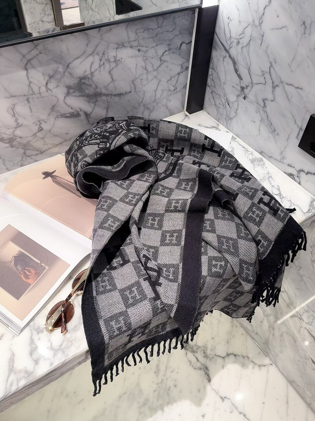 2026 New Checkered Cashmere Scarf – Elegant Autumn/Winter Essential