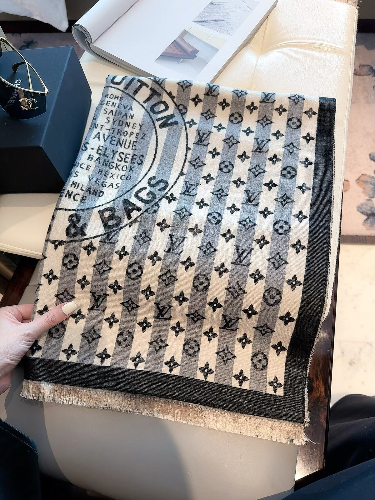 2026 New Striped Pattern Cashmere Scarf – Contrast Color Jacquard, Fresh Vintage Style