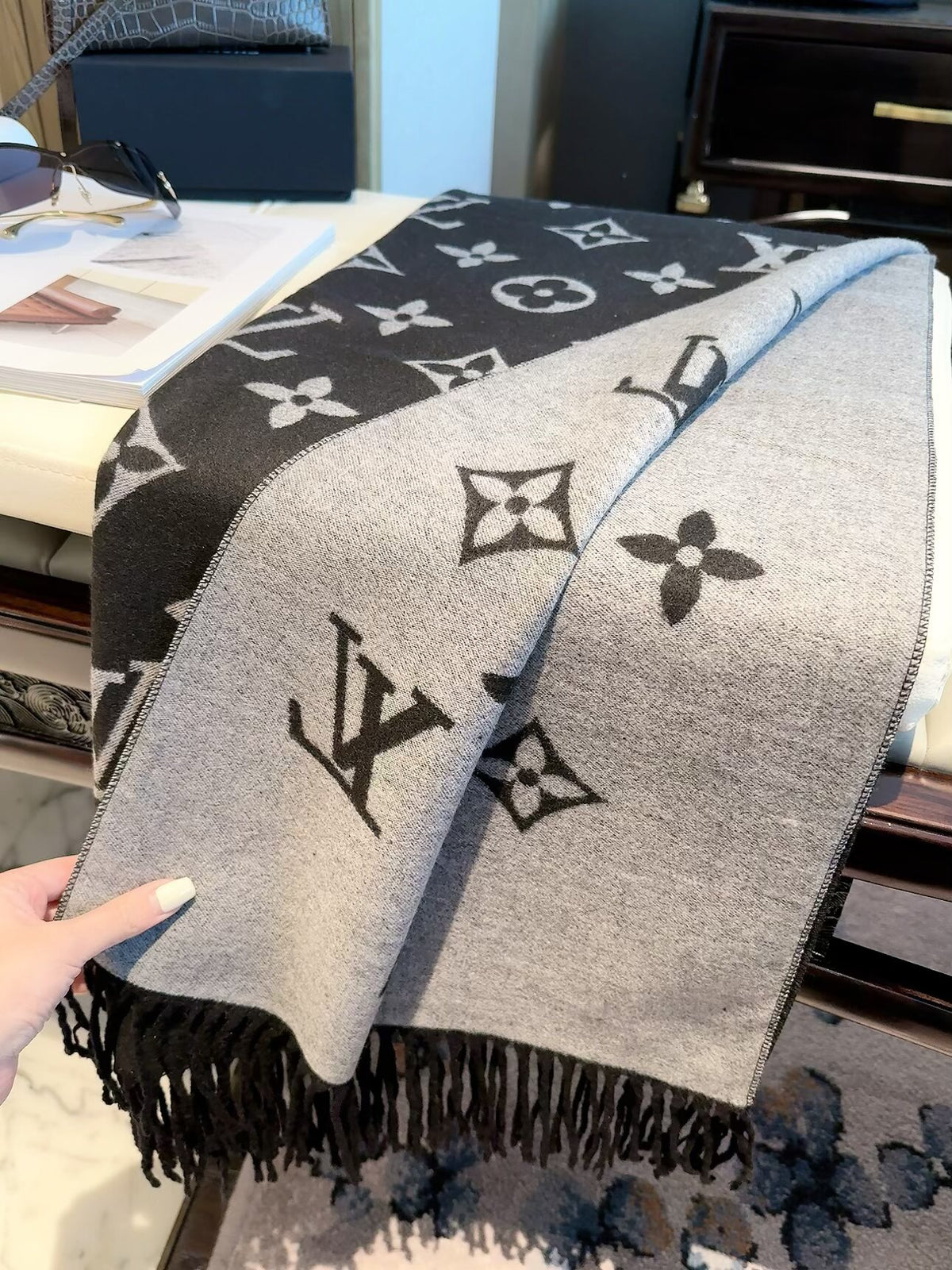 2026 New Classic Pattern Cashmere Scarf – Thickened Soft Cashmere, Elegant Fringe, Versatile Wrap