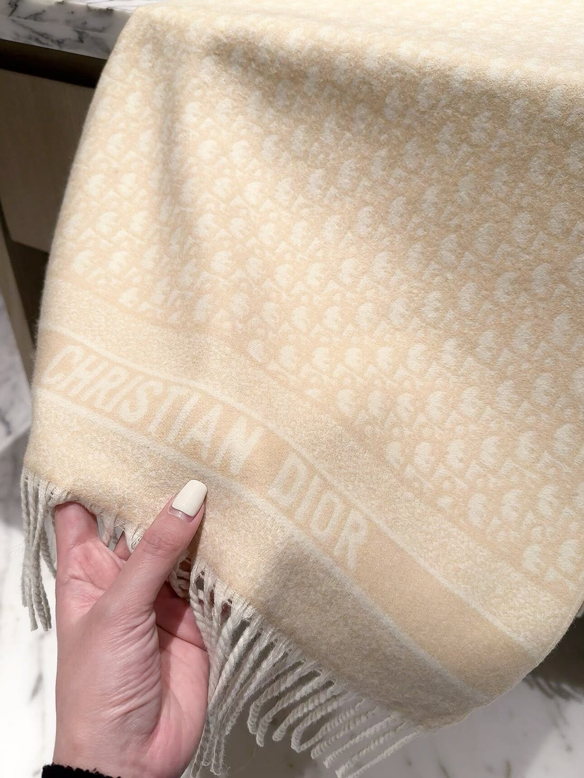 2026 Full-Coverage Geometric Wool Scarf – Refined French-Inspired Winter Style