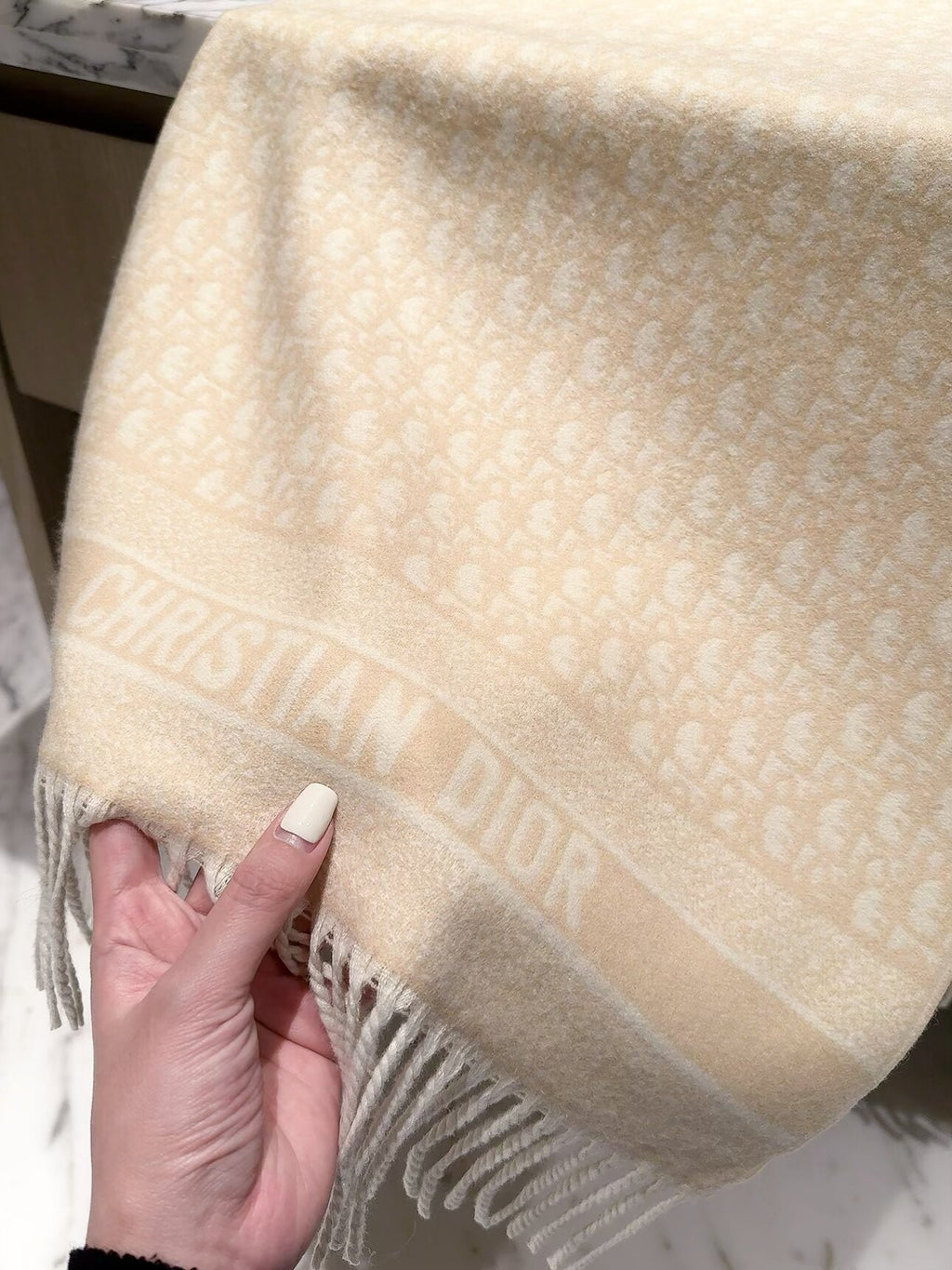 2026 Full-Coverage Geometric Wool Scarf – Refined French-Inspired Winter Style