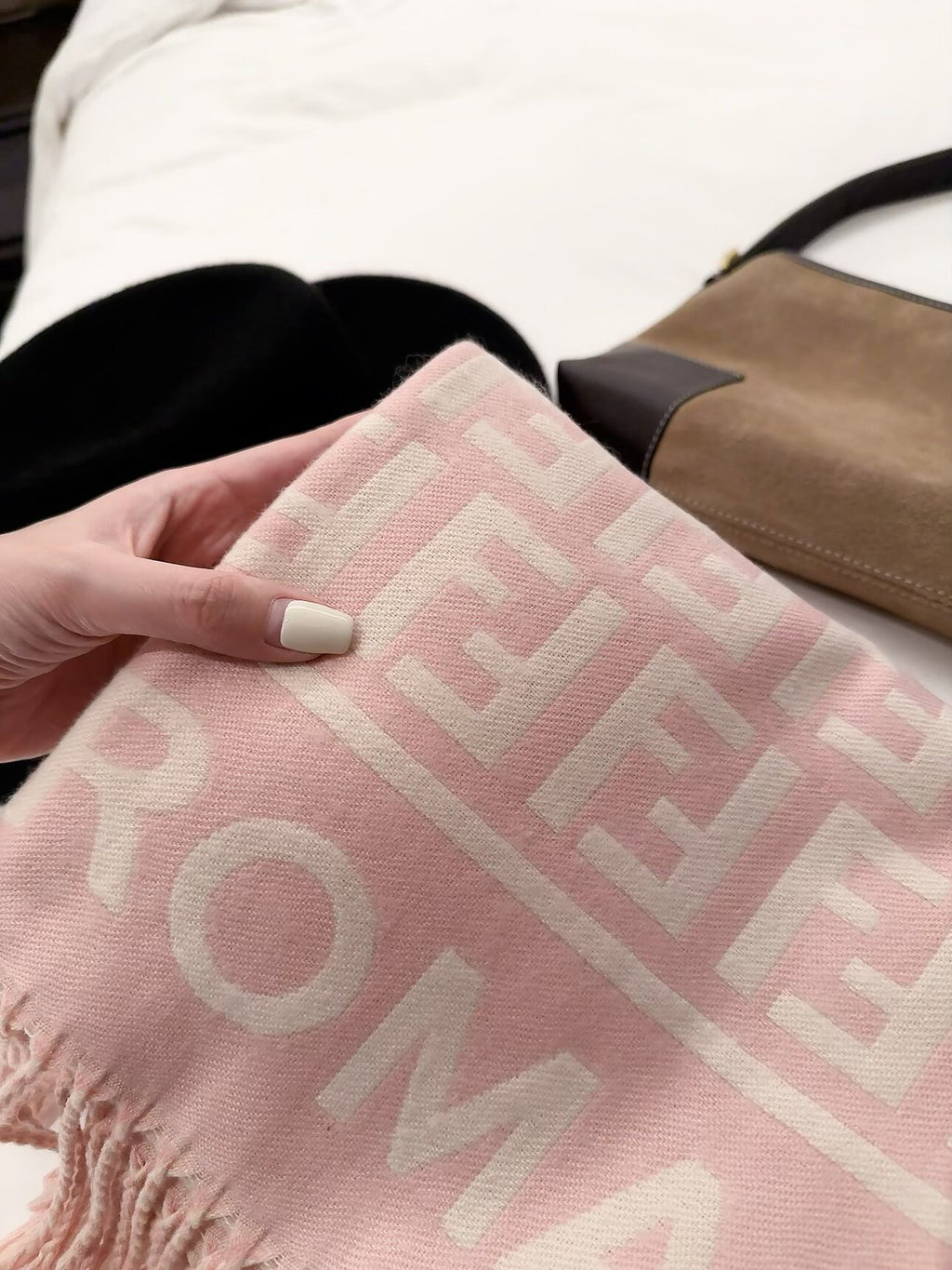 2026 New Geometric Jacquard Cashmere Scarf ✨｜Soft & Warm, Versatile Scarf & Wrap