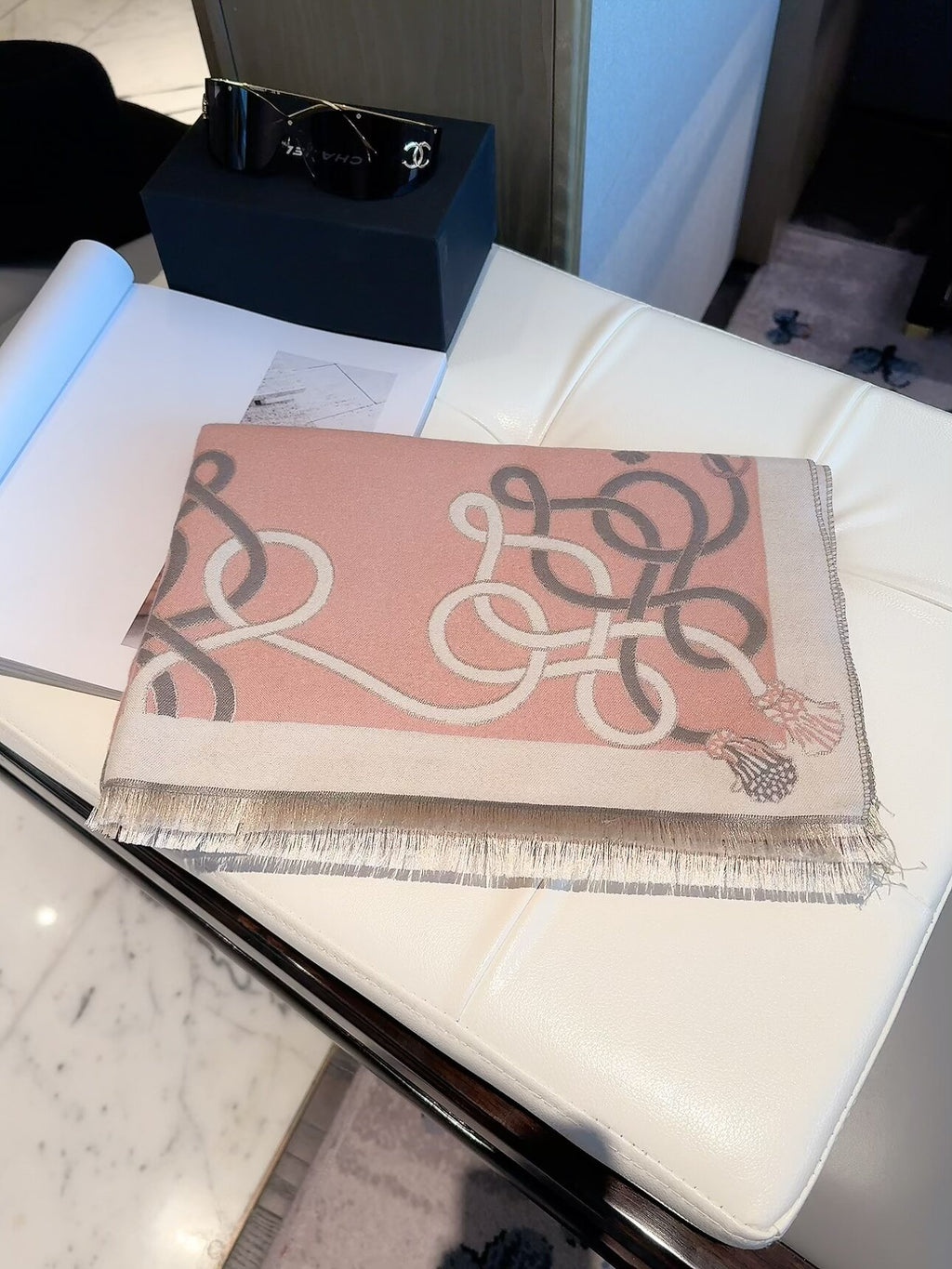2026 New Vintage Equestrian Cashmere Scarf – Ornamental Horse Motif, Elegant Heritage Style