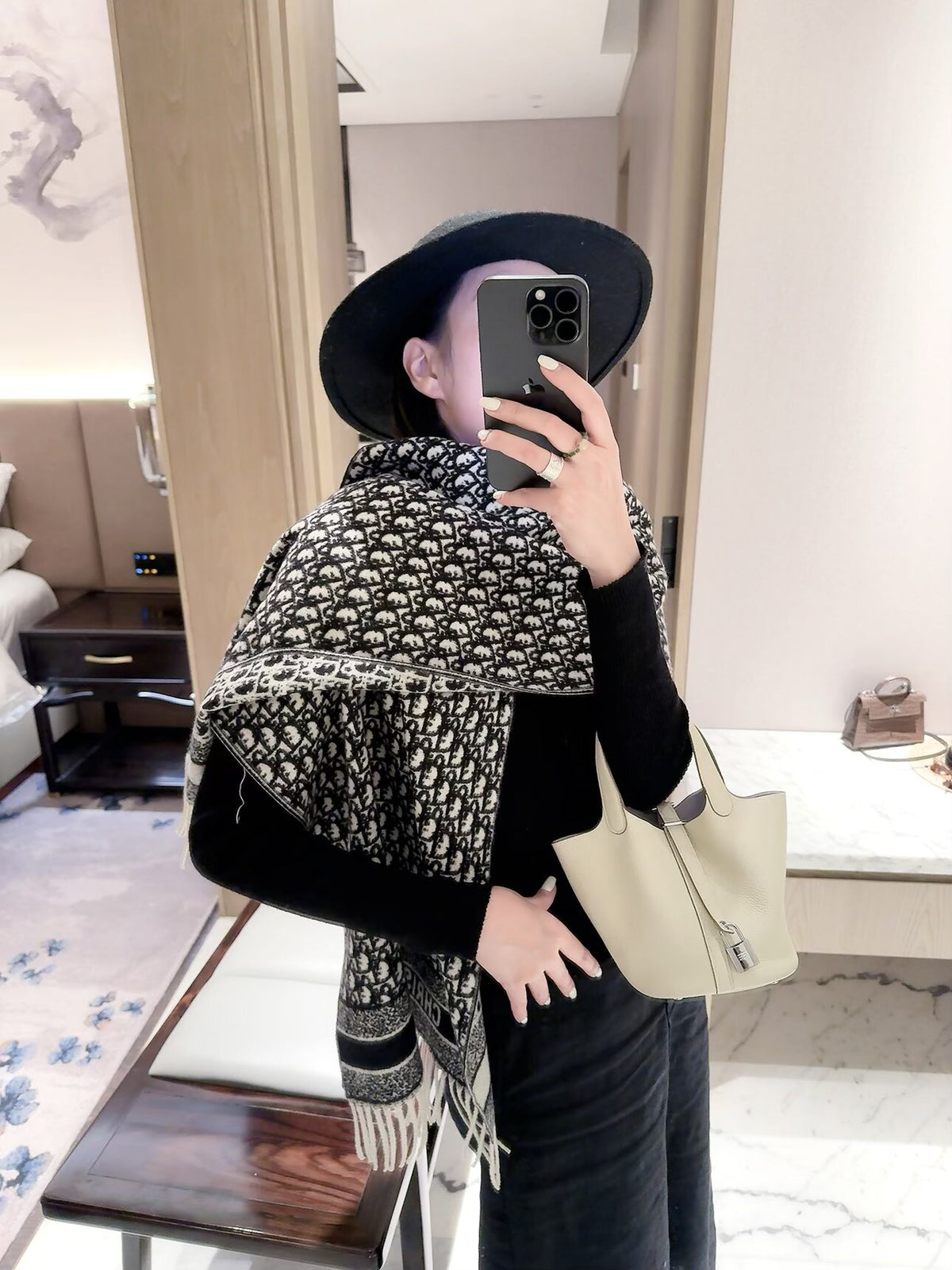 2026 Full-Coverage Geometric Wool Scarf – Refined French-Inspired Winter Style