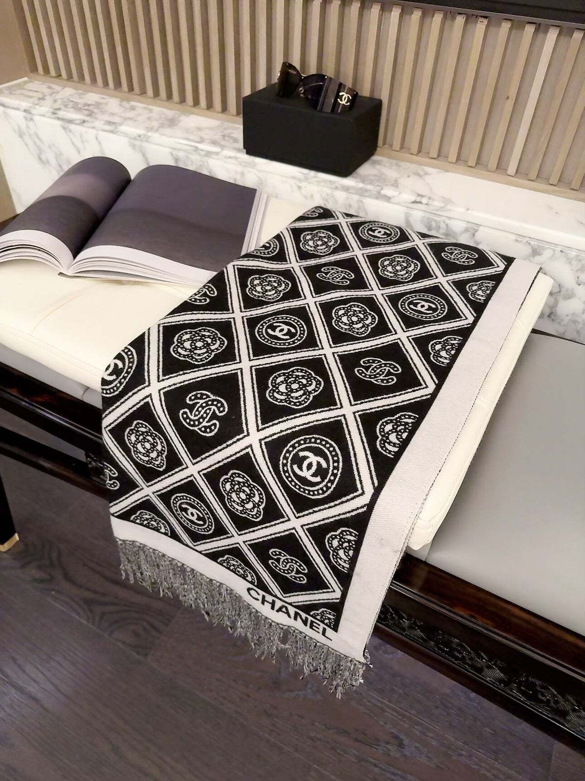✨ 2026 New Vintage Diamond Jacquard Cashmere Scarf – Refined Retro Elegance