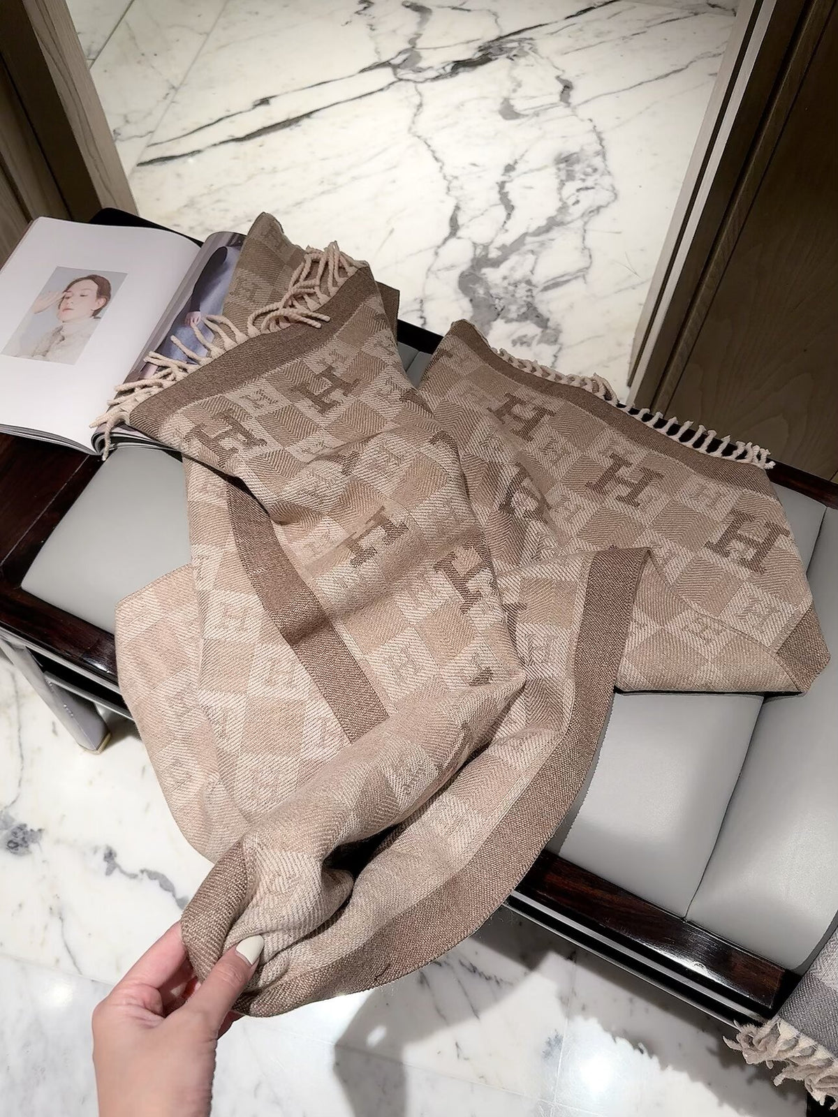 2026 New Checkered Cashmere Scarf – Elegant Autumn/Winter Essential