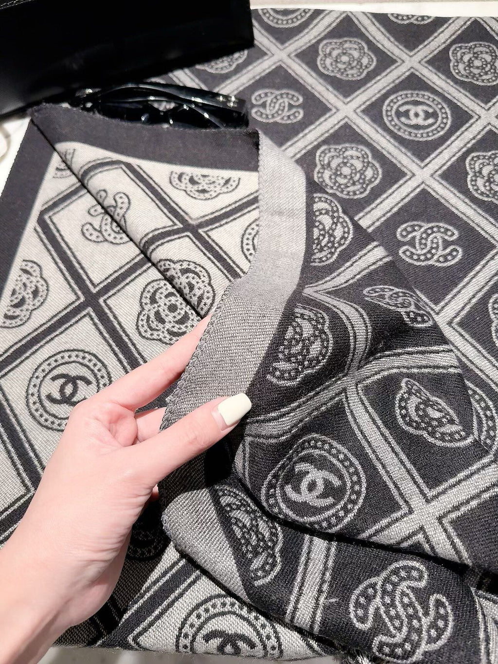 ✨ 2026 New Vintage Diamond Jacquard Cashmere Scarf – Refined Retro Elegance