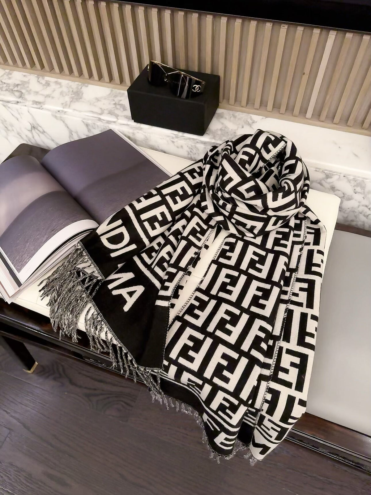 2026 New Geometric Jacquard Cashmere Scarf ✨｜Soft & Warm, Versatile Scarf & Wrap