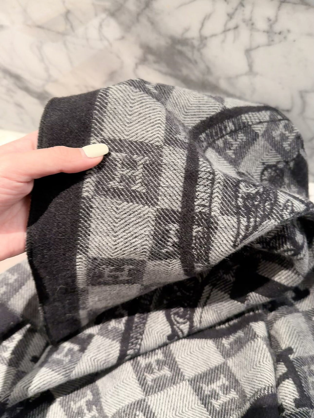 2026 New Checkered Cashmere Scarf – Elegant Autumn/Winter Essential