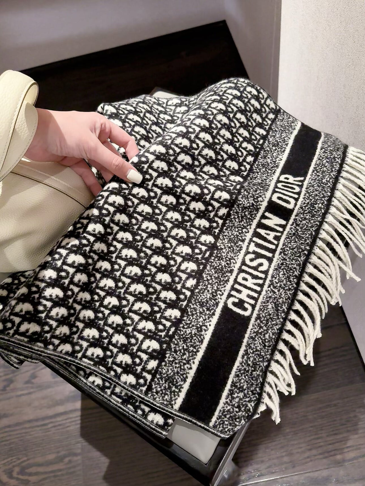 2026 Full-Coverage Geometric Wool Scarf – Refined French-Inspired Winter Style