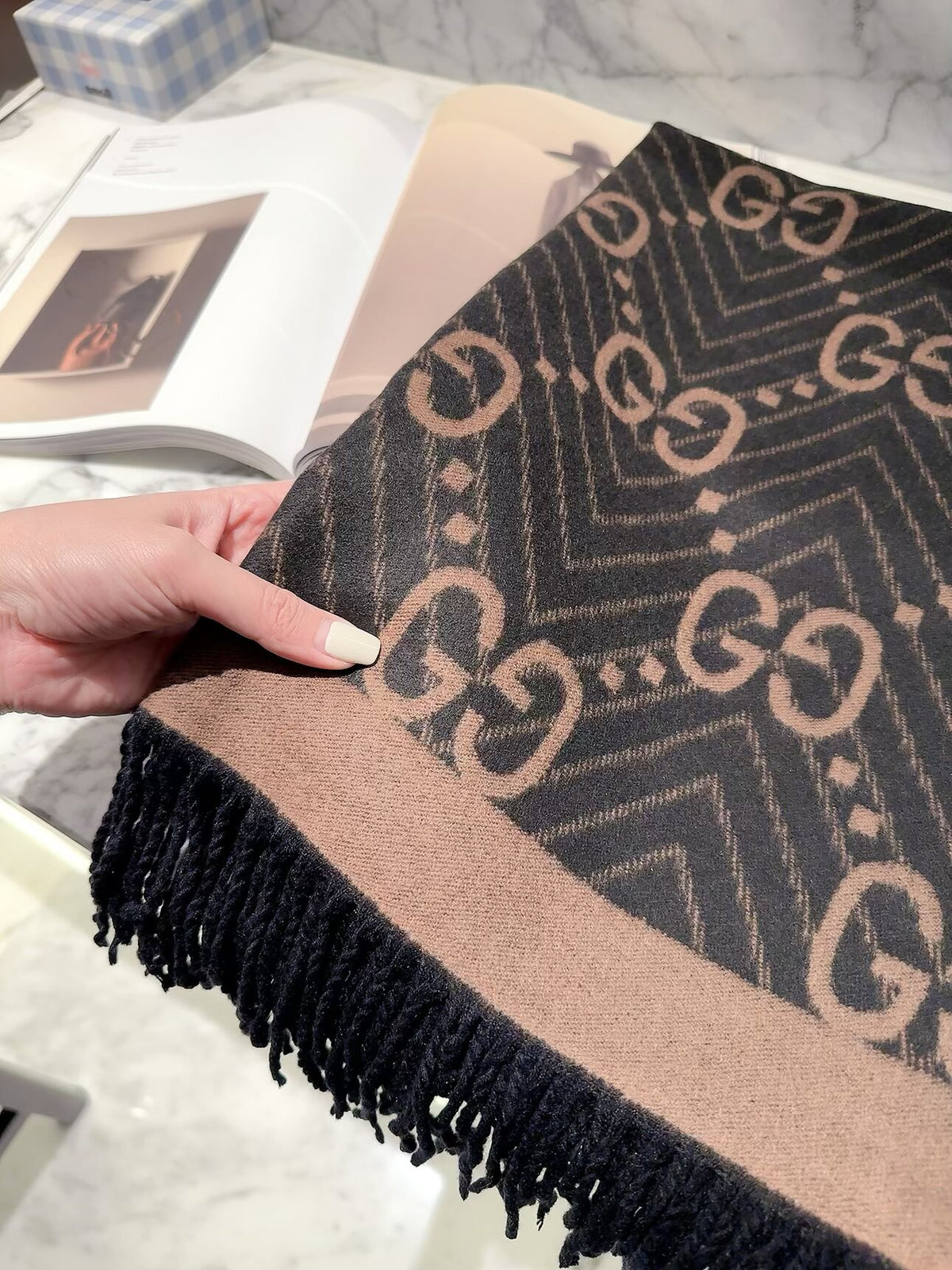 2026 New Chevron Wave Cashmere Scarf – Geometric Jacquard, Contrast Border, Vintage-Inspired Style