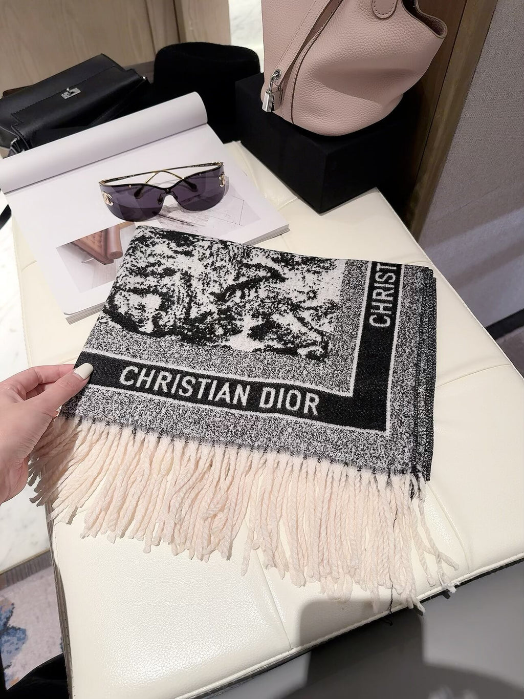 2026 New Jungle Animal Cashmere Scarf – Artistic Botanical Jacquard, French-Inspired Vintage Style