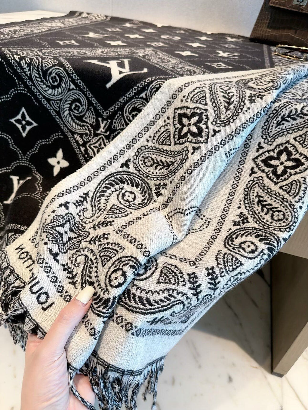 2026 New Vintage Paisley Cashmere Scarf – Ornamental Border, Exotic Heritage Style