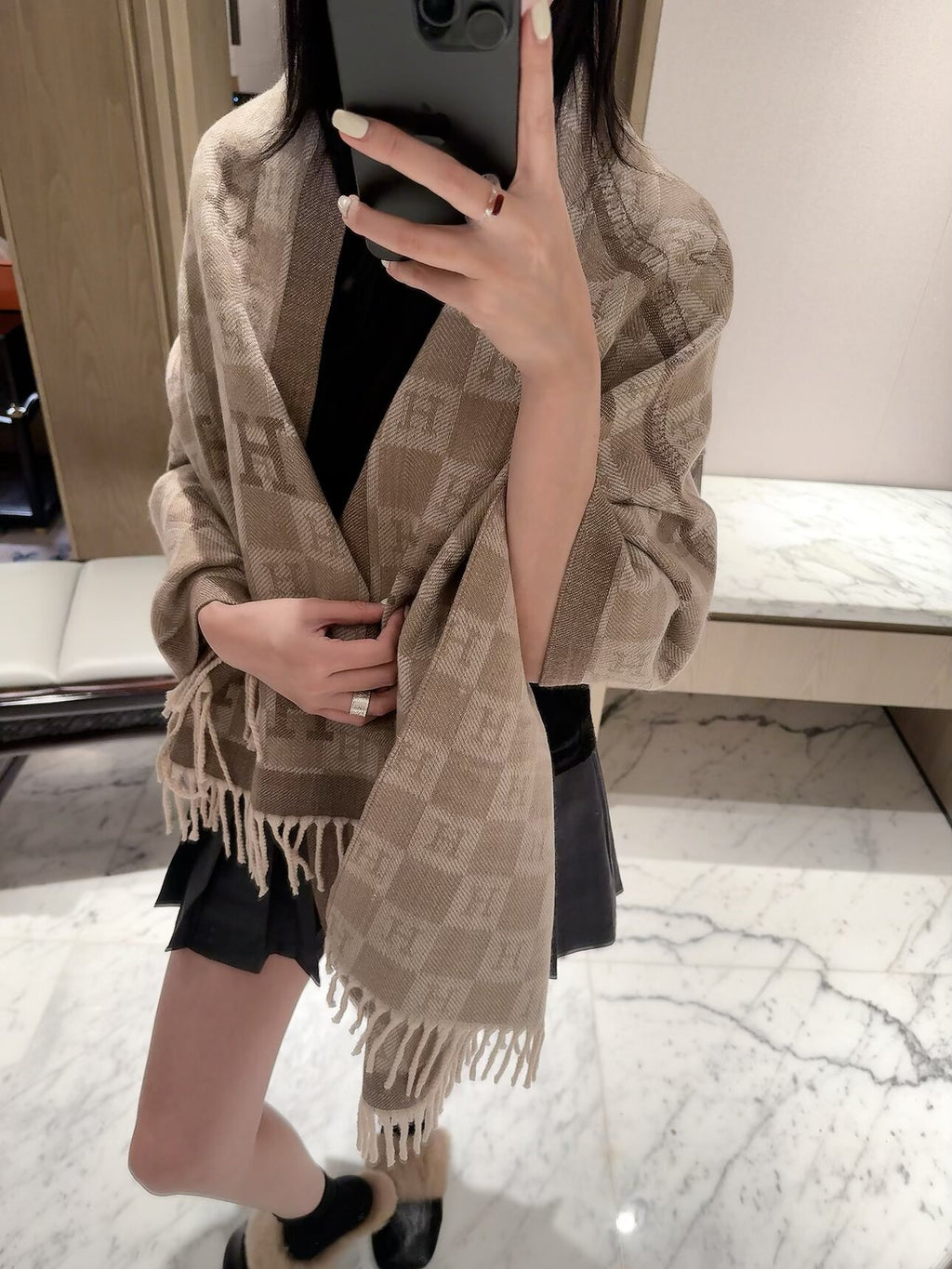 2026 New Checkered Cashmere Scarf – Elegant Autumn/Winter Essential