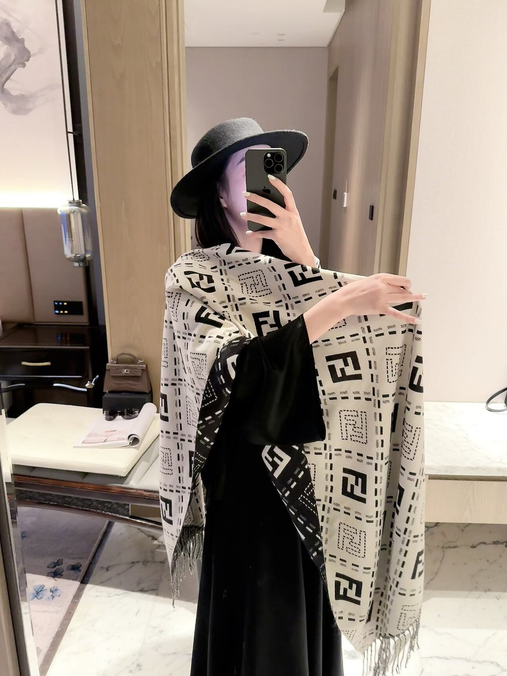 2026 New Geometric Jacquard Cashmere Scarf – Soft Thick Cashmere, Reversible Styling, Multiple Colors