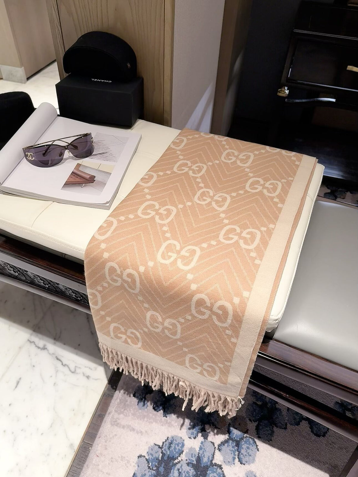 2026 New Chevron Wave Cashmere Scarf – Geometric Jacquard, Contrast Border, Vintage-Inspired Style