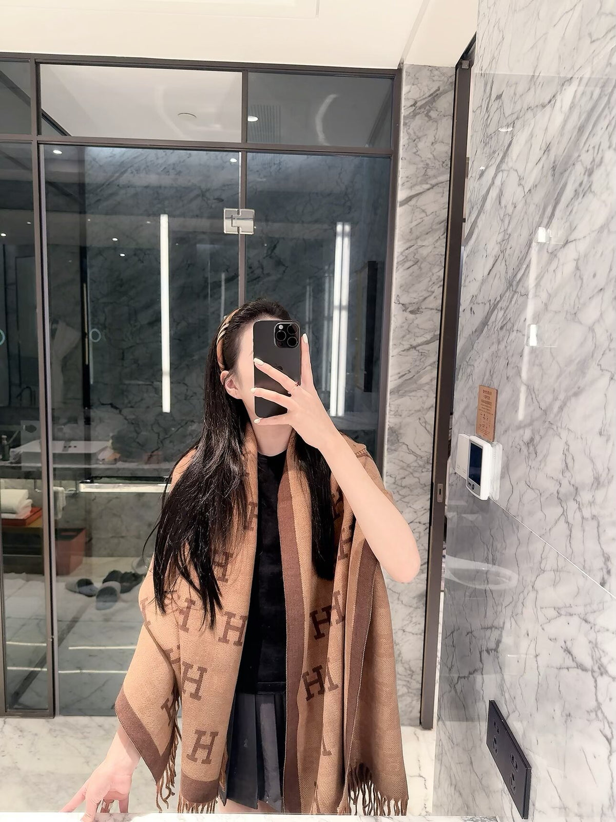 2026 New Checkered Cashmere Scarf – Elegant Autumn/Winter Essential