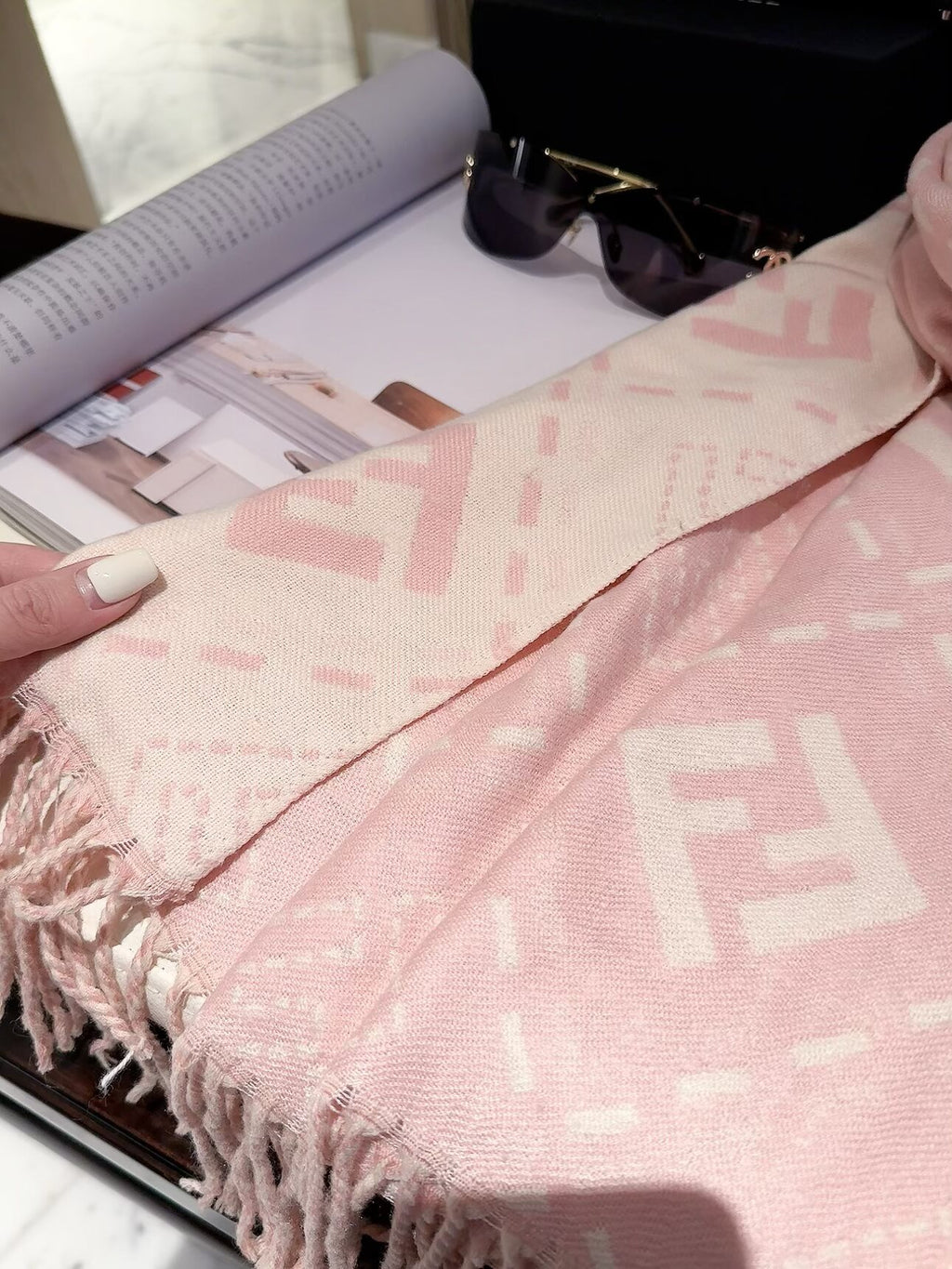 2026 New Geometric Jacquard Cashmere Scarf – Soft Thick Cashmere, Reversible Styling, Multiple Colors
