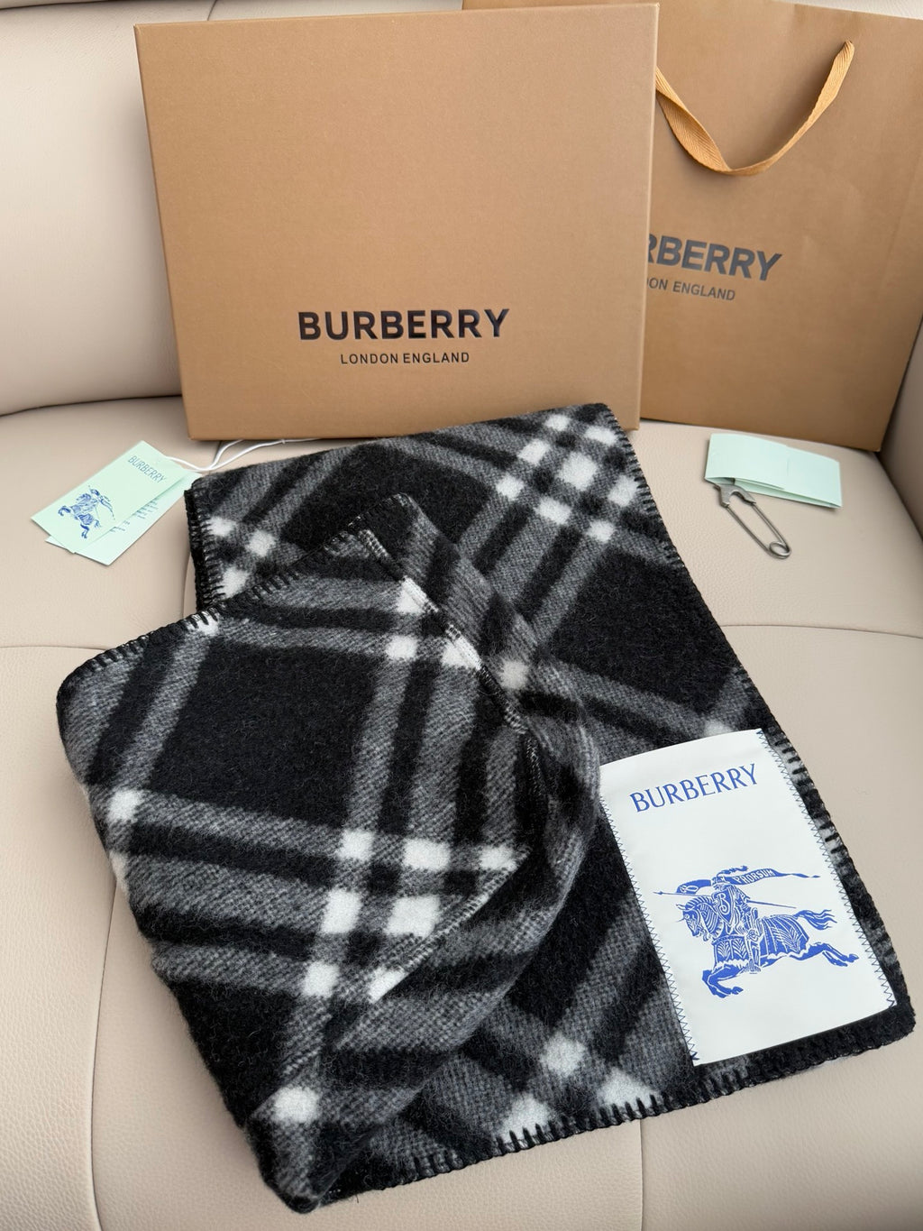 💰✨✨ In Stock | 2025 New Year Hooded Checkered Wool Shawl – Elegant Blanket-Style Wrap