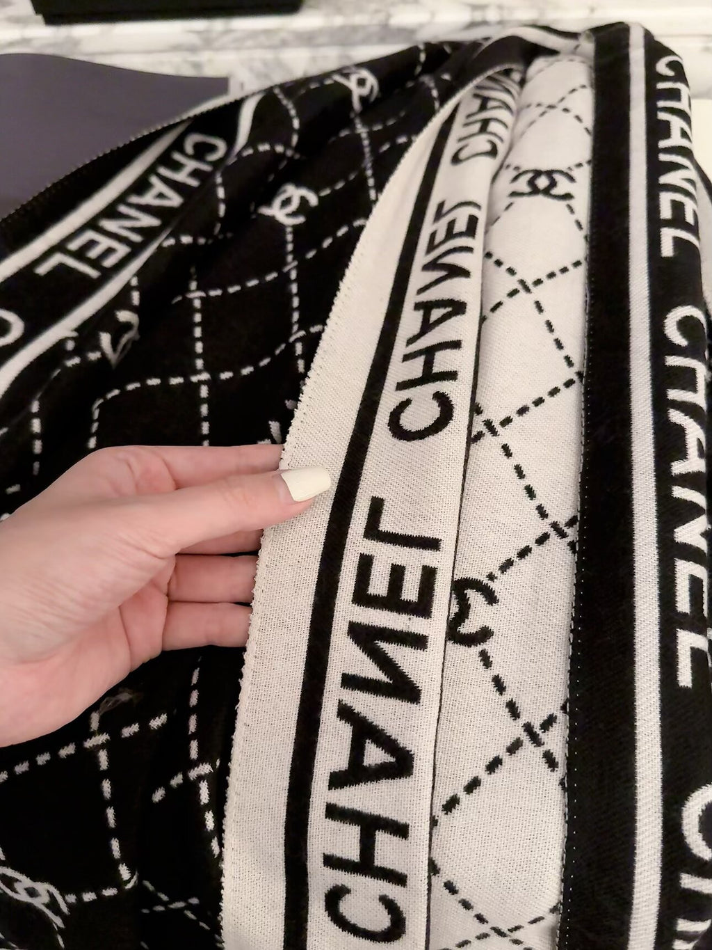 ✨ 2026 New Diamond Jacquard Cashmere Scarf – Soft, Elegant & Luxurious