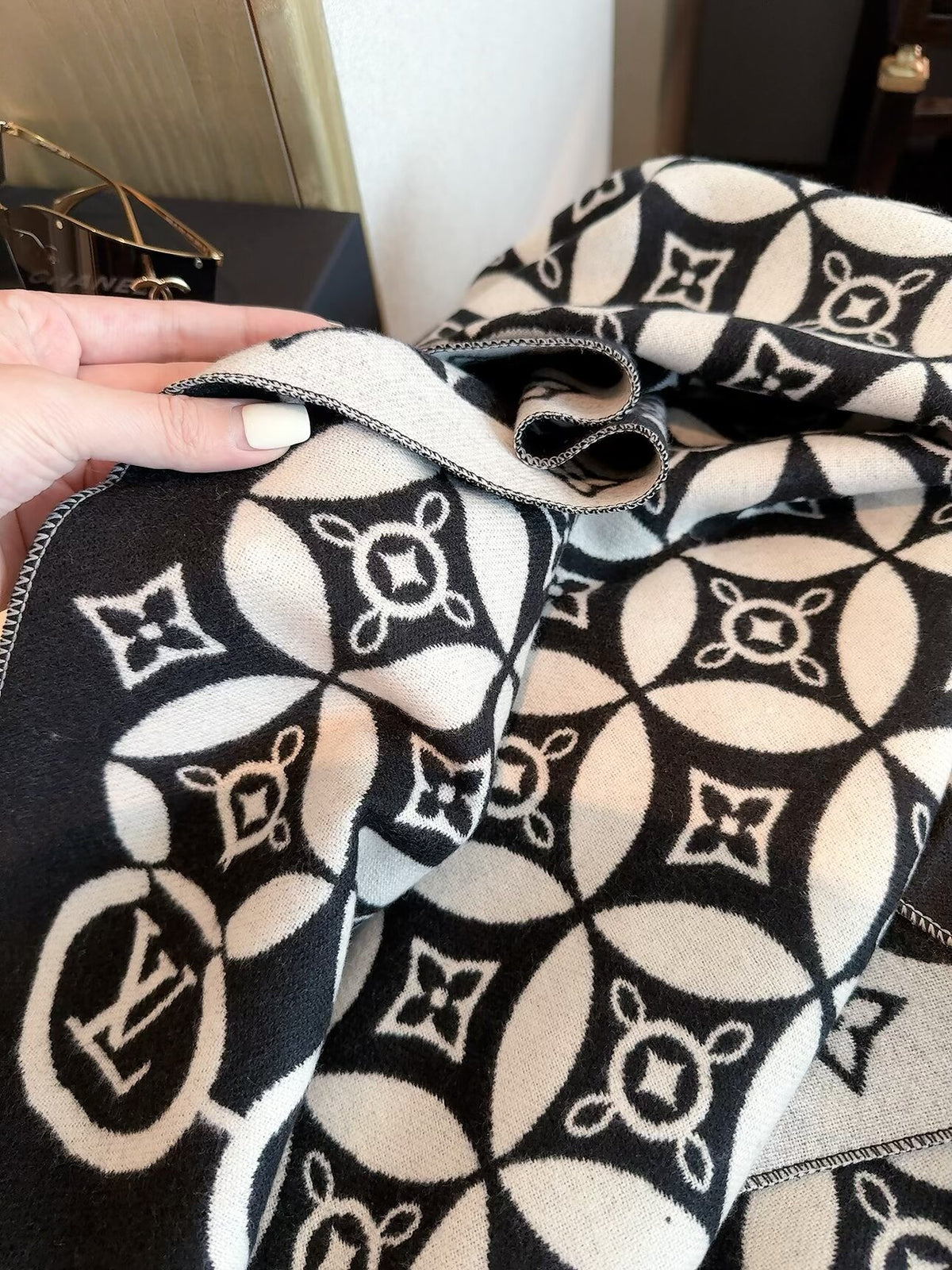 ✨ 2026 New Geometric Circle Jacquard Cashmere Scarf – Vintage Artistic Quiet Luxury