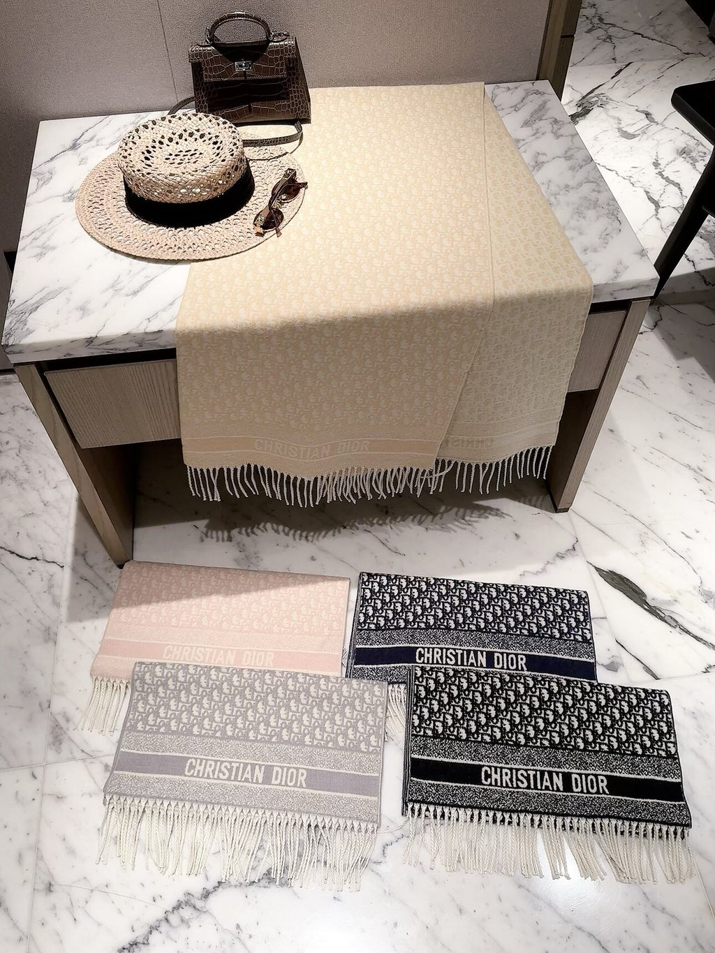 2026 Full-Coverage Geometric Wool Scarf – Refined French-Inspired Winter Style