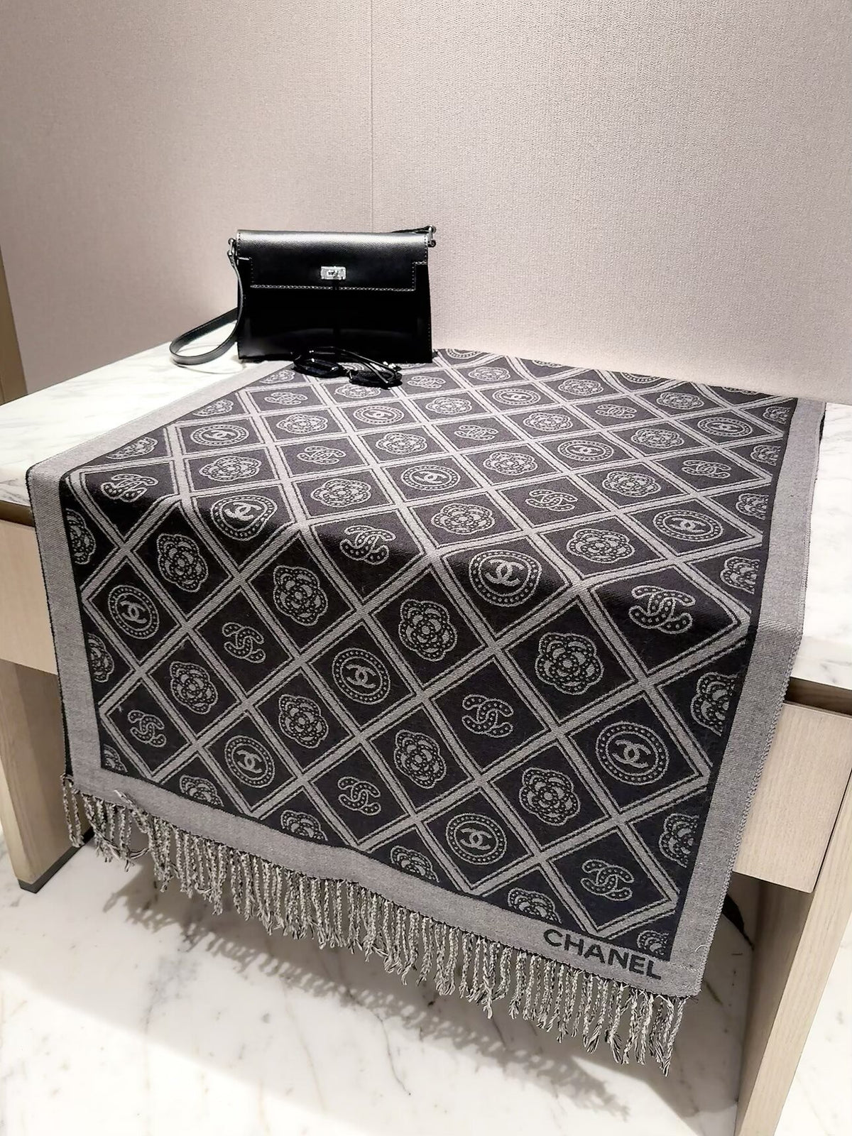 ✨ 2026 New Vintage Diamond Jacquard Cashmere Scarf – Refined Retro Elegance